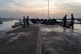 Accra;-Ghana;-Jamestown;-fishing-harbour;-quay;-concrete;-port-infrastructure;-fishermen;-fish-traders;-nets;-sunrise;-artisanal-fishing;-fishing-community;-Gulf-of-Guinea;-West-Africa;-historic-district;-modernisation;-Sino-Ghanaian-cooperation;-daily-life;-documentary-photography;-Kaleidos;-Kaleidos-images;-La-parole-à-limage;-Stories-Pictures;-Tarek-Charara